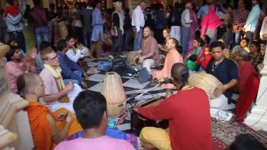 VRINDAVAN, INDIA - 18 Şubat 2017: Vrindavan, Uttar Pradesh State, Hindistan 'daki ISKCON örgütünün Krishna Balaram Mandir Tapınağı' nda insanlar Hare Krishna söylüyor
