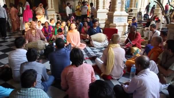 VRINDAVAN, ÍNDIA - FEVEREIRO 18, 2017: As pessoas cantam Hare Krishna em Krishna Balaram Templo Mandir da organização ISKCON em Vrindavan, Uttar Pradesh, Índia Filmagem De Stock Royalty-Free