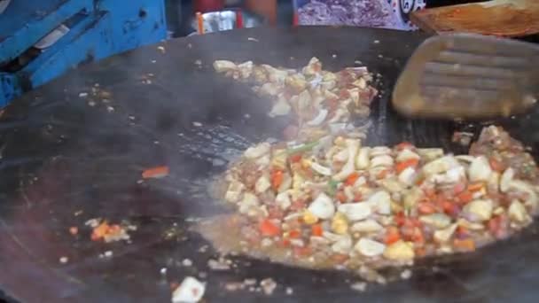 UDAIPUR, INDIA - RUARI 12, 2017: Ägg bhurji förbereds - gatumat i Udaipur, delstaten Rajasthan, Indien — Stockvideo