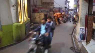 UDAIPUR, Hindistan - 11 Şubat 2017: Udaipur, Rajasthan Eyaleti, Hindistan 'da sokak trafiği