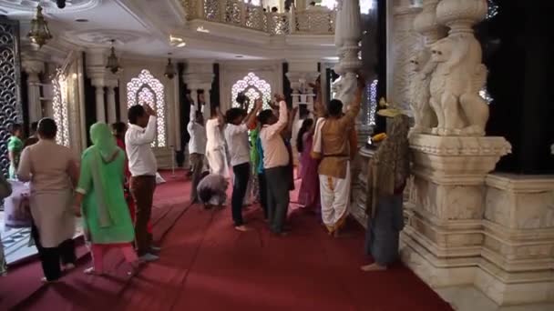 VRINDAVAN, INDIA - 18 Şubat 2017: Vrindavan, Uttar Pradesh Eyaleti, Hindistan 'daki ISKCON örgütünün Krishna Balaram Mandir Tapınağı' ndaki insanlar — Stok video