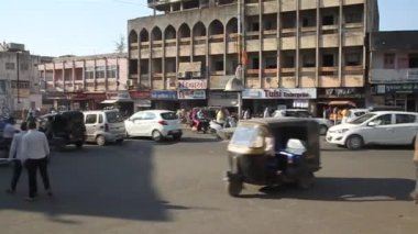 JUNAGADH, Hindistan - 10 Şubat 2017: Junagad, Gujarat Eyaleti, Hindistan 'da sokak trafiği
