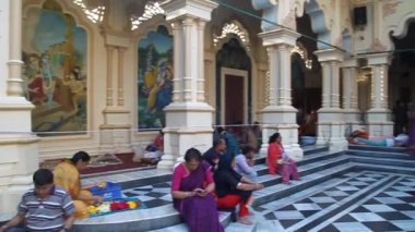 VRINDAVAN, INDIA - 18 Şubat 2017: Vrindavan, Uttar Pradesh Eyaleti, Hindistan 'daki ISKCON örgütünün Krishna Balaram Mandir Tapınağı' ndaki insanlar