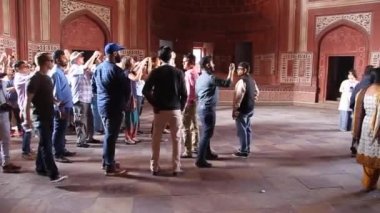 AGRA, Hindistan - 19 Şubat 2017: Turistler Agra, Hindistan 'daki Tac Mahal kompleksini ziyaret ettiler