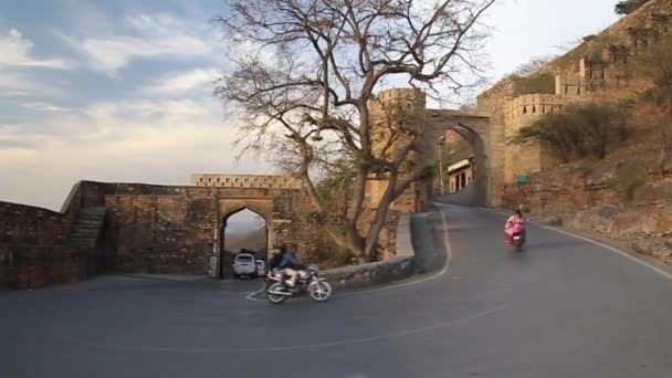 CHITTORGARH, ÍNDIA - FEVEREIRO 15, 2017: Jorla Pol e Lakshman Pole portões do Forte Chittor em Chittorgarh, estado de Rajastão, Índia Vídeo De Stock