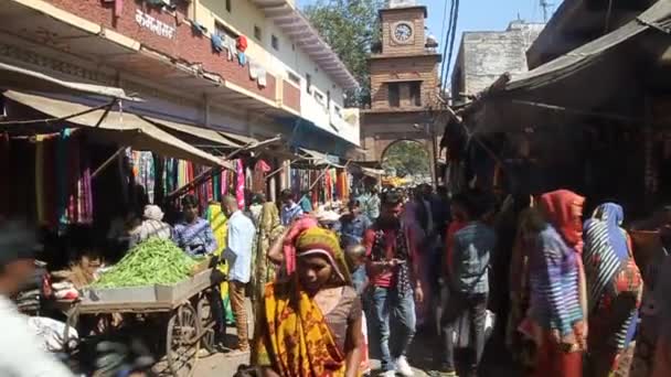 FATEHPUR SIKRI, INDIA - the RUARY 17, 2017: Folkets gata och klocktorn i Fatehpur Sikri, Uttar Pradesh, Indien — Stockvideo