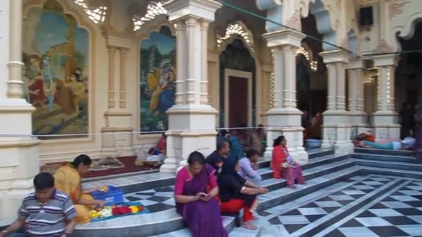 VRINDAVAN, INDIA - 18 Şubat 2017: Vrindavan, Uttar Pradesh Eyaleti, Hindistan 'daki ISKCON örgütünün Krishna Balaram Mandir Tapınağı' ndaki insanlar — Stok video