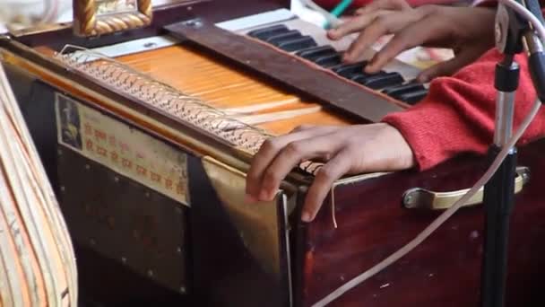 VRINDAVAN, INDIA - FEBRUARY 18, 2017: Organ pompa di kuil Krishna Balaram Mandir Kuil ISKCON organisasi di Vrindavan, Uttar Pradesh negara, India — Stok Video