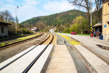 İnsanlar üzerinde bir tren istasyonu Zbecno
