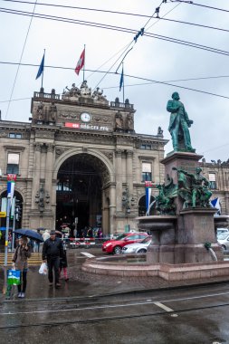 Zürih'te bir ana tren istasyonu görünümünü