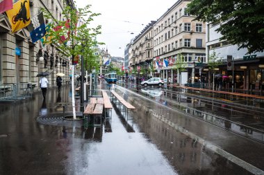 Zürih'te bir sokak Bahnhofstrasse görünümünü