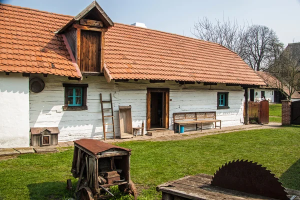 Традиционный деревенский дом XIX века — стоковое фото