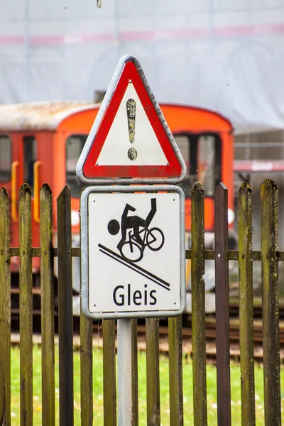 Ruchu znak ostrzegawczy dla rowerzystów — Zdjęcie stockowe