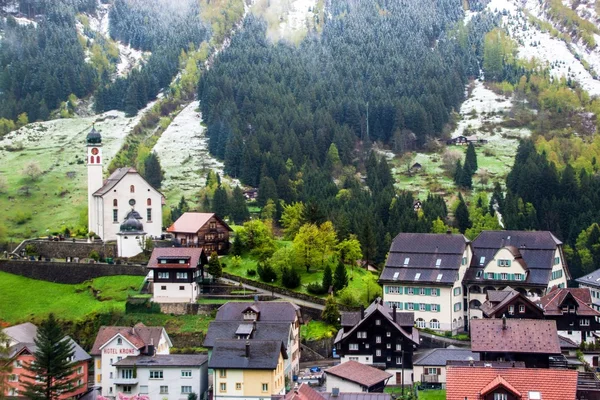 Villaggio nelle Alpi — Foto Stock