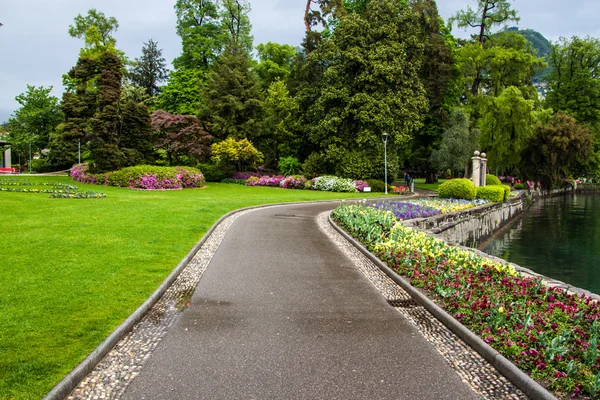 Parque junto al lago en Lugano — Foto de Stock