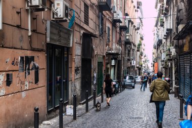 İtalya 'nın Napoli şehrinde tarihi bir cadde