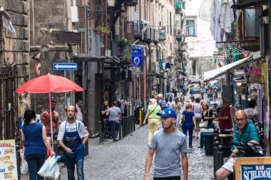 İtalya 'nın Napoli şehrinde tarihi bir cadde