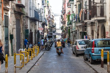 İtalya 'nın Napoli şehrinde tarihi bir cadde