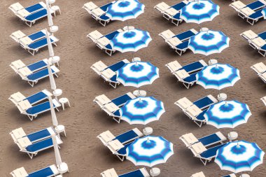 Şezlonglar ve güneş şemsiyeleri