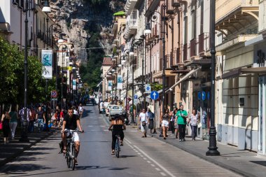  Sorrento bir sokakta insanlar