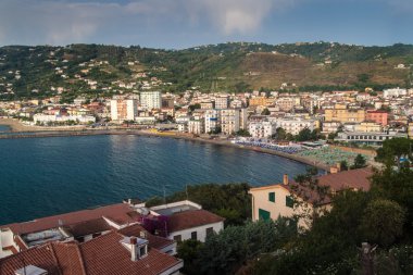 Agropoli bir kıyılarının havadan görünümü