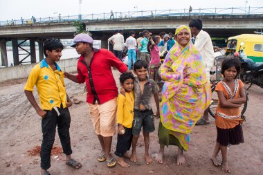 Ahmedabad kenar mahallede yaşayan insanlar