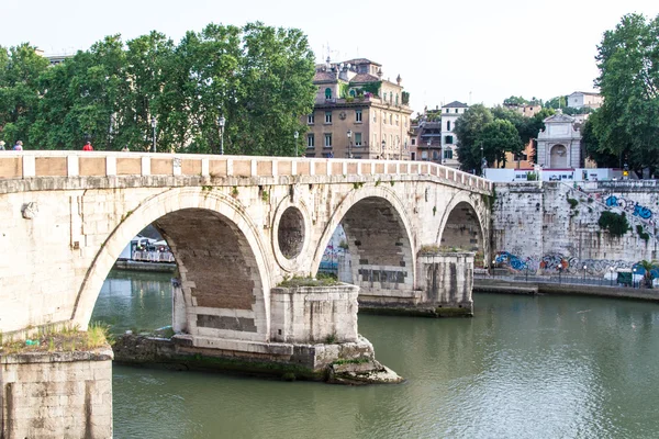 Bridge over Tiber river in Rome — Stock Photo, Image