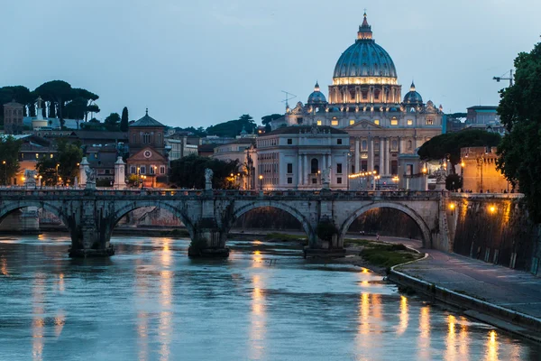 Angel bridge and St. Peter's Basilica — Stock Photo, Image