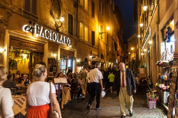La gente come en restaurantes callejeros en Roma — Foto de Stock