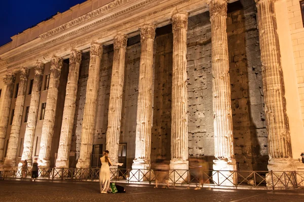 Temple of Emperor Adrian  in Rome — Stock Photo, Image