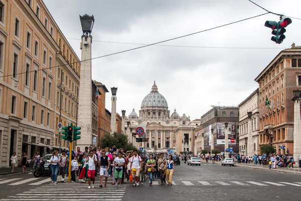 Les touristes visitent la basilique Saint-Pierre au Vatican — Photo