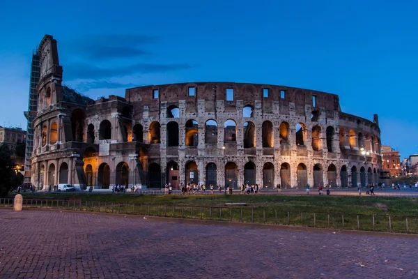 Kvällen syn på Colosseum i Rom, Italien — Stockfoto