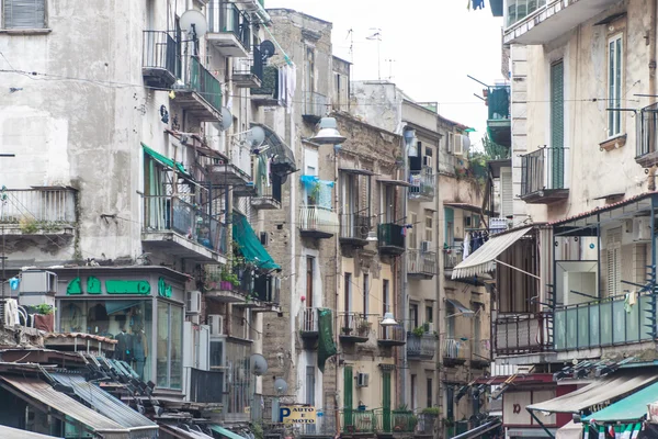 İtalya 'nın Napoli şehrinde tarihi bir cadde — Stok fotoğraf