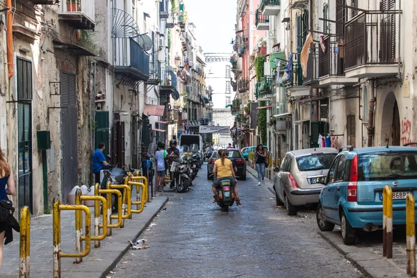 Rua no centro histórico de Nápoles, Itália — Fotografia de Stock