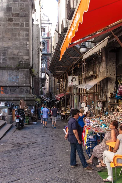 Straat in het historische centrum van Napels, Italië — Stockfoto