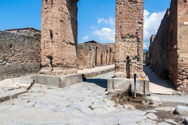 Ulica w ruinach starożytnego miasta Pompeje — Zdjęcie stockowe