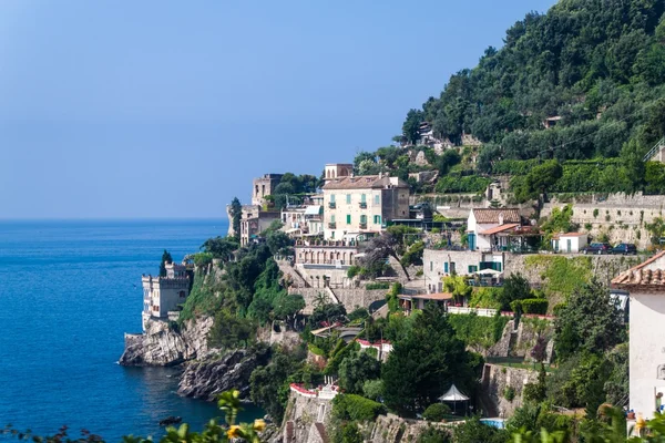 Pohled na vesnici na pobřeží Amalfi — Stock fotografie