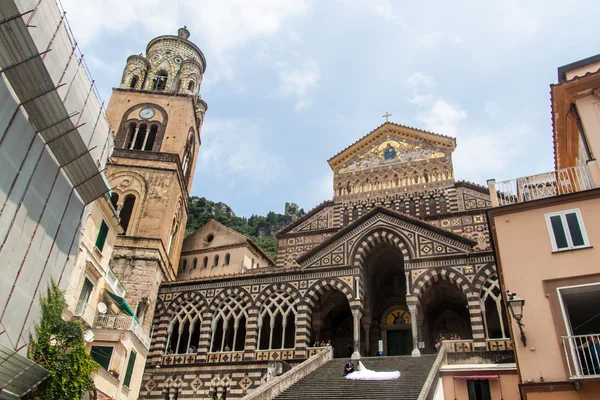Bruiloft in een kerk in een klein stadje Amalfi, Italië — Stockfoto