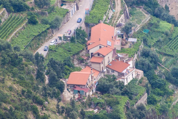 Rotsachtige landschap aan de kust van Amalfi — Stockfoto