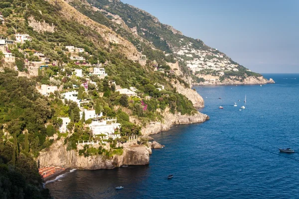 Pohled na villagesi na pobřeží Amalfi — Stock fotografie