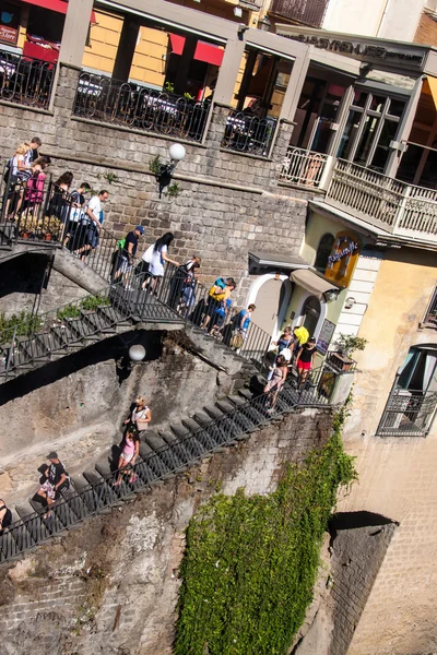 Ludzie na schodach w Sorrento — Zdjęcie stockowe