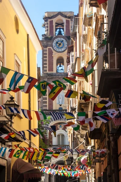 Ulice s vlajkami v Sorrento — Stock fotografie