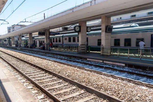 Utsikt over en jernbanestasjon i Salerno – stockfoto