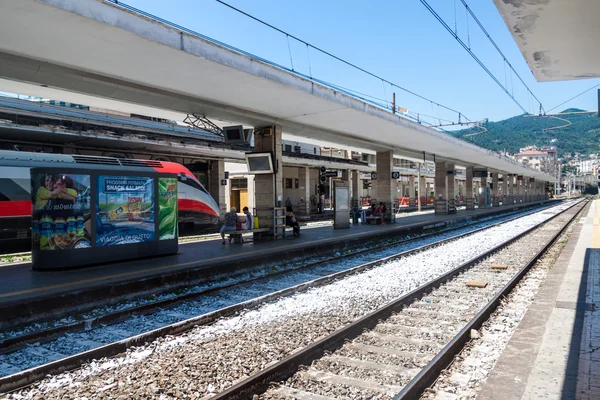 Utsikt over en jernbanestasjon i Salerno – stockfoto