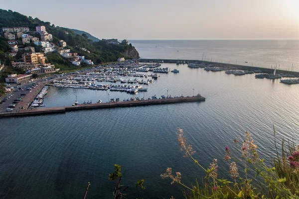 Agropoli bir limanının havadan görünümü — Stok fotoğraf