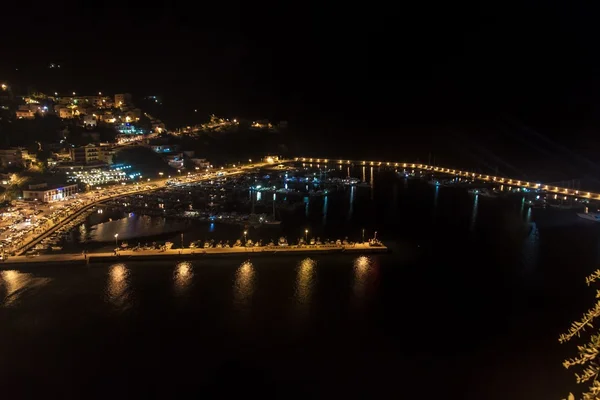 Vista aérea noturna de um porto em Agropol — Fotografia de Stock