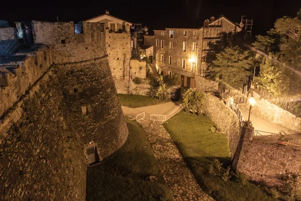 Nacht uitzicht op een kasteel in Agropoli — Stockfoto