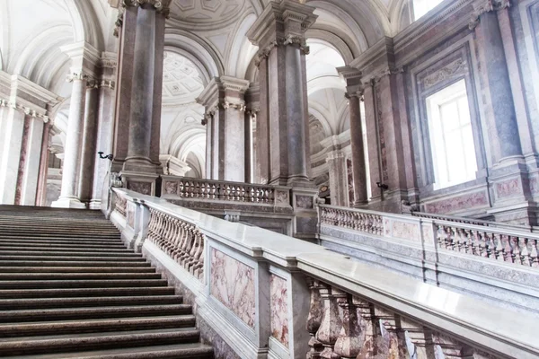 Κύρια σκάλα στο Palazzo Reale στην Καζέρτα — Φωτογραφία Αρχείου