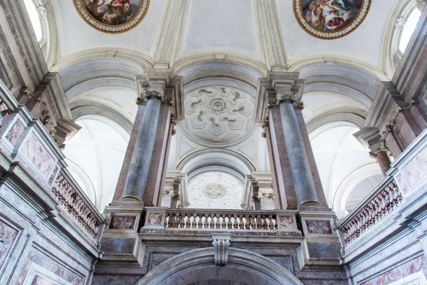 在皇家宫殿，卡塞塔的主要楼梯 — 图库照片