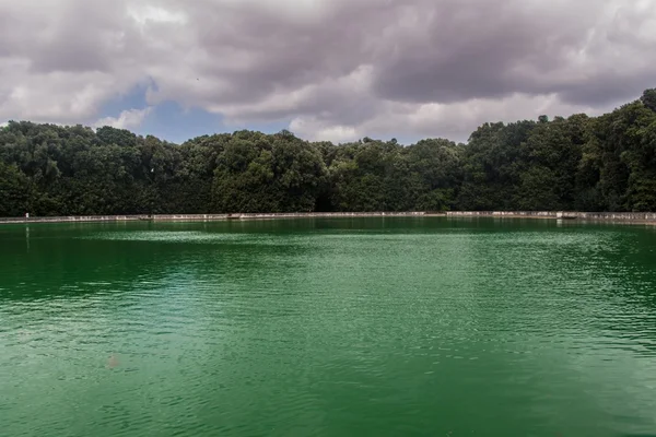 Teich im Garten des Palastes von caserta — Stockfoto